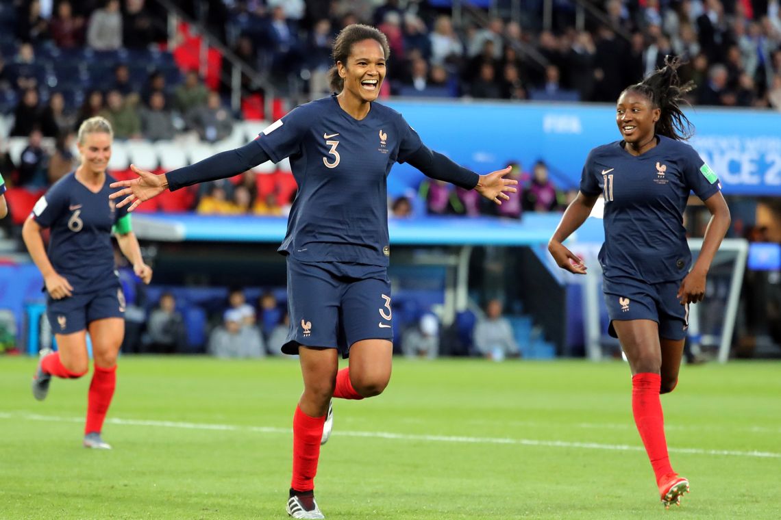Zagueira Wendie Renard da seleÃ§Ã£o francesa comemora gol na Copa do Mundo de Futebol Feminino 2019.