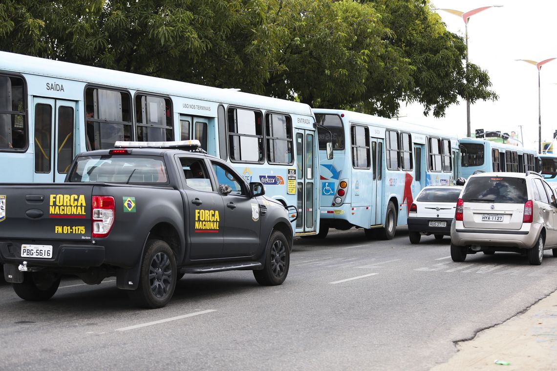 O sistema de transporte público de Fortaleza e da região metropolitana opera abaixo do normal nesta segunda-feira (7), segundo informou o Sindicato das Empresas de Transporte de Passageiros do Estado do Ceará (Sindiônibus).