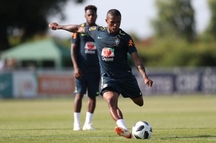 Douglas Costa está uma lesão leve na coxa esquerda e já iniciou tratamento