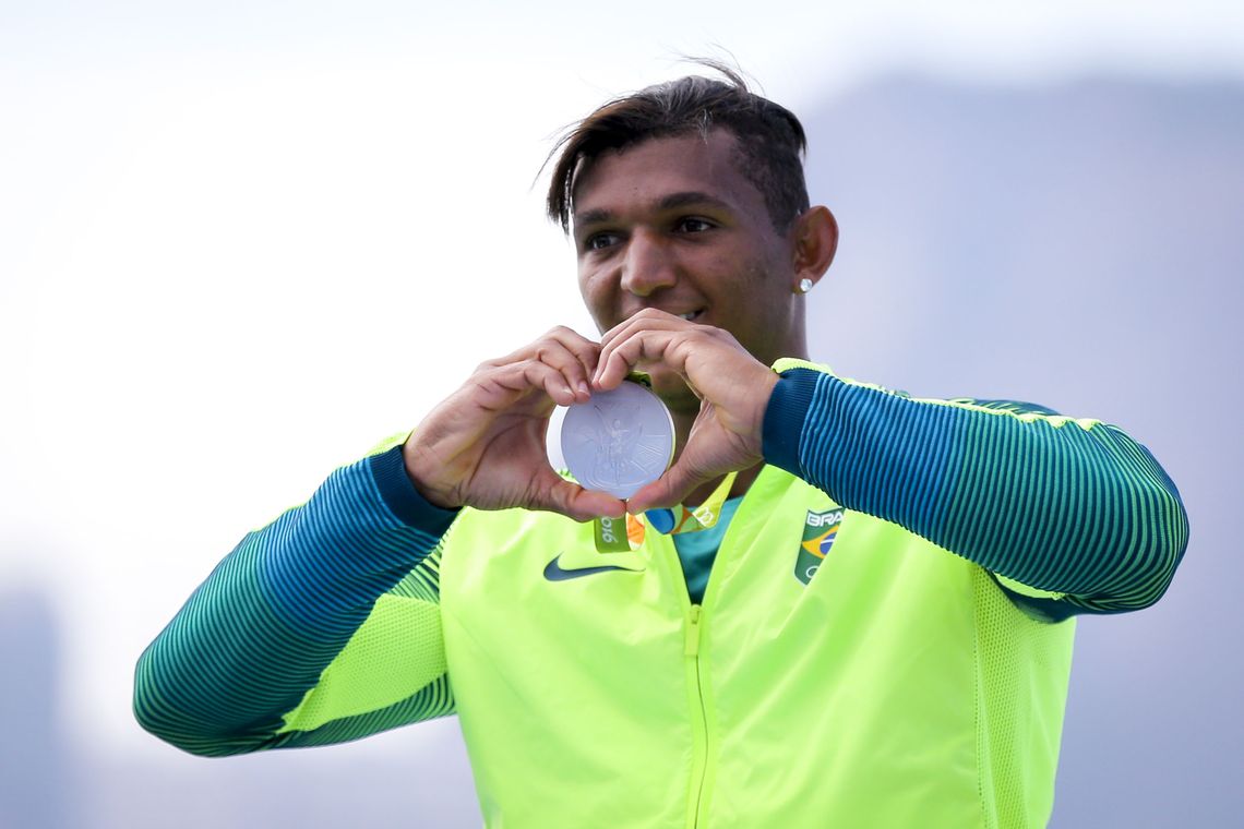 Roberto Castro/Rio 2016 Rio de Janeiro - Ao conquistar três medalhas em uma mesma edição de Jogos Olímpicos, Isaquias Queiroz colocou o seu nome na história do esporte brasileiro e da canoagem. Ele tornou-se o primeiro atleta brasileiro a ganhar três medalhas em