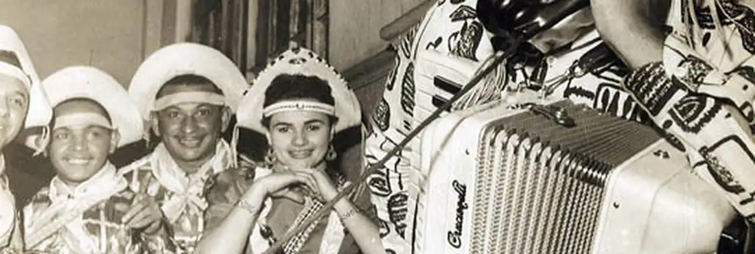 Gonzagão fala ao telefone observado pelo conjunto musical que o acompanhou durante alguns anos Gonzagão fala ao telefone observado pelo conjunto musical que o acompanhou durante alguns anos