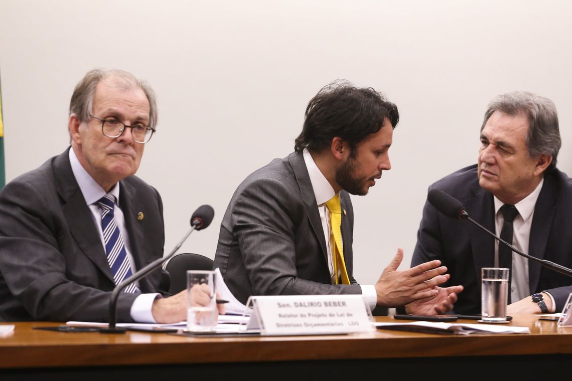 Valter Campanato/Agência Brasil O relator da Lei de Diretrizes Orçamentárias para 2019, senador Dalírio Beber, o presidente da Comissão, deputado Mário Negromonte Jr. e o relator geral da LDO, senador Waldemir Moka durante reunião da Comissão Mista de Orçamento.