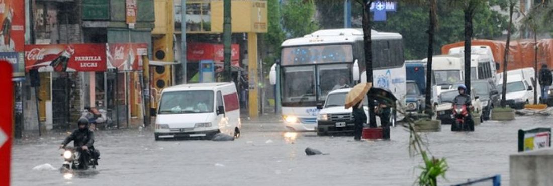 Tempestade deixa centenas de desabrigados em Buenos Aires Tempestade deixa centenas de desabrigados em Buenos Aires