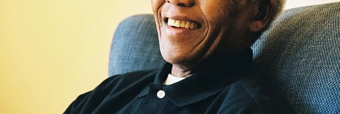 Nelson Mandela em foto de 2004 Nelson Mandela em foto de 2004. O broche usado por ele é uma referência a seu ativismo ligado à prevenção do vírus HIV