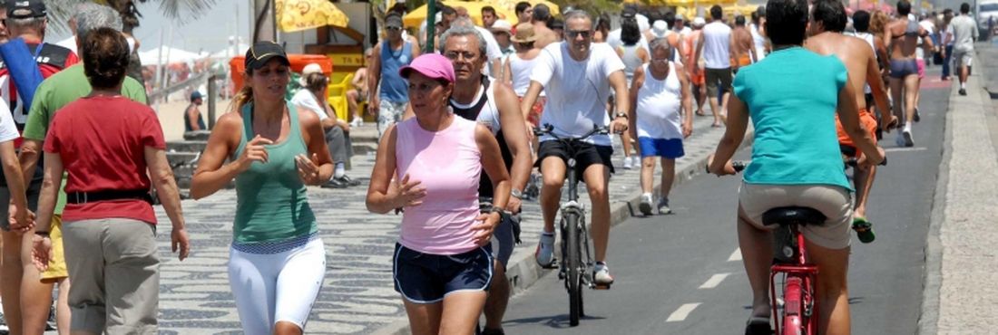Atividades físicas, exercícios físicos Atividades como caminhar, dançar, andar de bicicleta ou fazer tarefas domésticas surgem como alternativas para os que querem recuperar ou manter a forma física