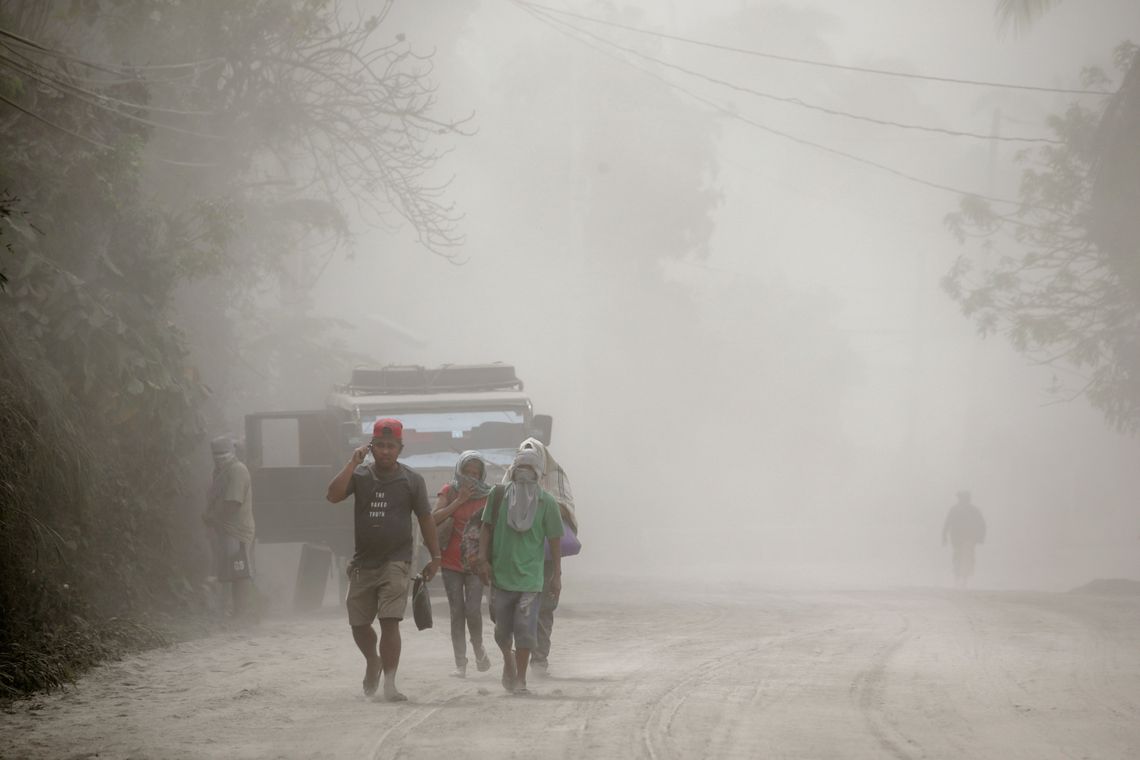 Residents living near the erupting Taal Volcano evacuate Agoncillo, Batangas, Philippines, January 13, 2020. REUTERS/Eloisa Lopez