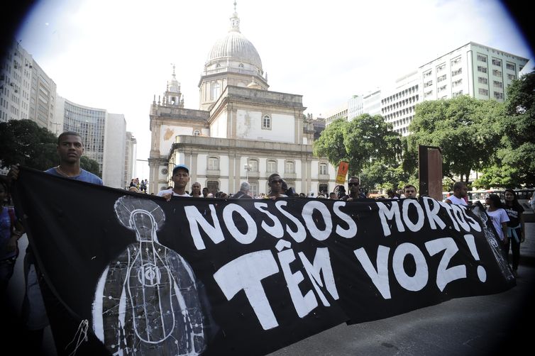 Caminhada em Defesa da Vida em memória à Chacina da Candelária, ocorrida há 22 anos, em 23 de julho de 1993 (Tânia Rêgo/Agência Brasil)