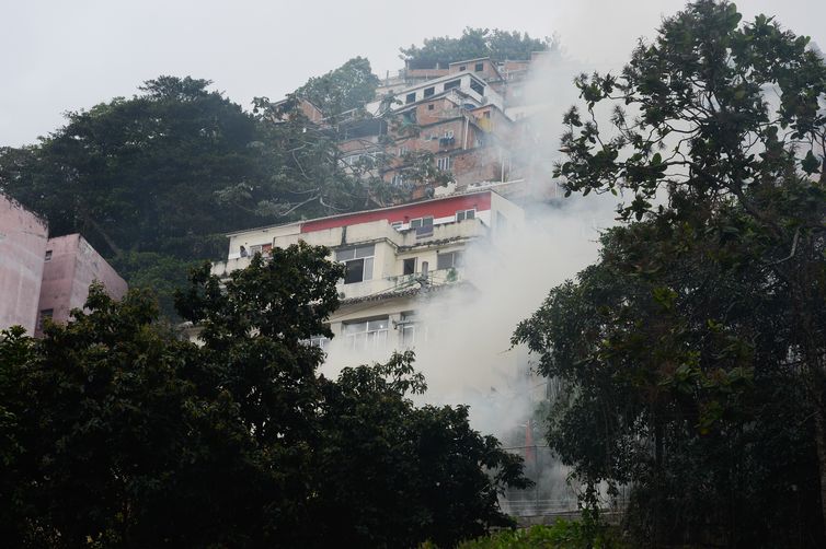 Rio de Janeiro - Operação policial após ataques à s bases das Unidades de PolÃcia Pacificadora (UPP) nas comunidades do Cantagalo e Pavão-Pavãozinho, em Copacabana. (Fernando Frazão/Agência Brasil)