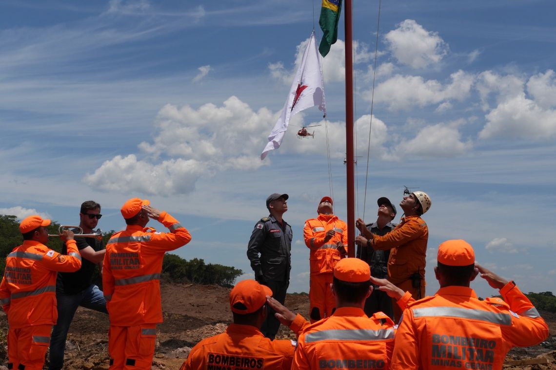 Divulgação Corpo de Bombeiros Militar MG Bombeiros que trabalham nas buscas em Brumadinho, nos arredores de Belo Horizonte, fizeram hoje por volta das 12h40 uma cerimônia de homenagem às vítimas e famílias atingidas pelo rompimento da barragem de rejeito da Mina Córrego do Feijão