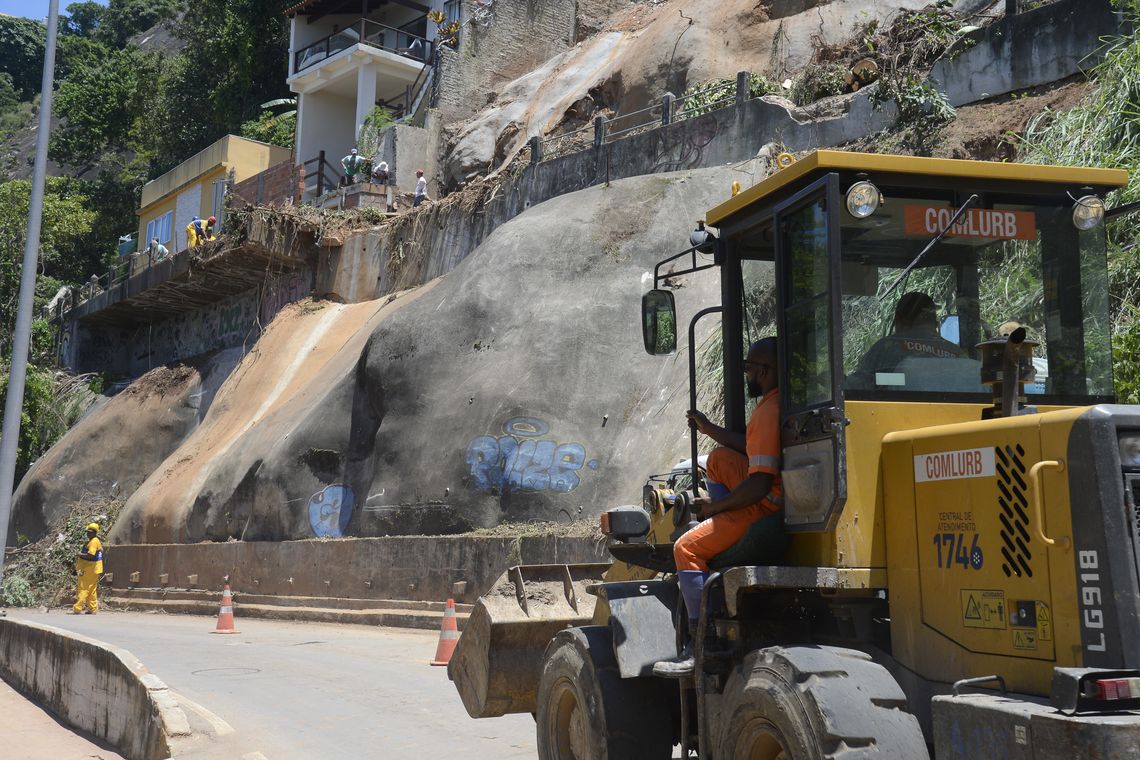 Tânia Rêgo/Agência Brasil Avenida Niemeyer, em São Conrado, foi parcialmente liberada hoje (9). O tráfego na via é feito de maneira reduzida. Equipes da prefeitura trabalham na contenção das encostas, remoção da lama e retirada de árvores com ameaça de queda.