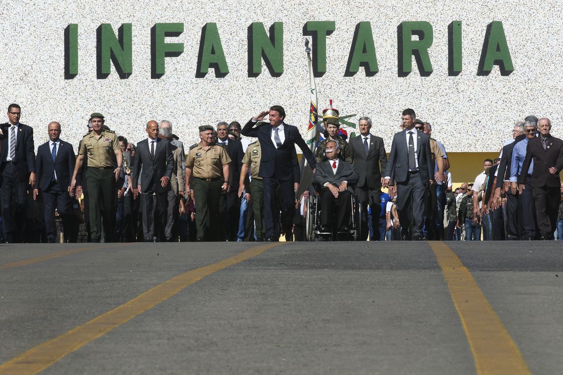 O presidente Jair Bolsonaro participa da cerimônia comemorativa dos 196 anos de criação do Batalhão do Imperador e dos 59 anos de sua transferência para o Distrito Federal.