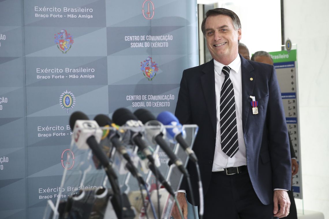 José Cruz/Agência Brasil O presidente eleito Jair Bolsonaro fala à imprensa, após receber uma honraria do Exército, a Medalha do Pacificador com Palma, entregue durante audiência fechada no Quartel-General do Exército, em Brasília.