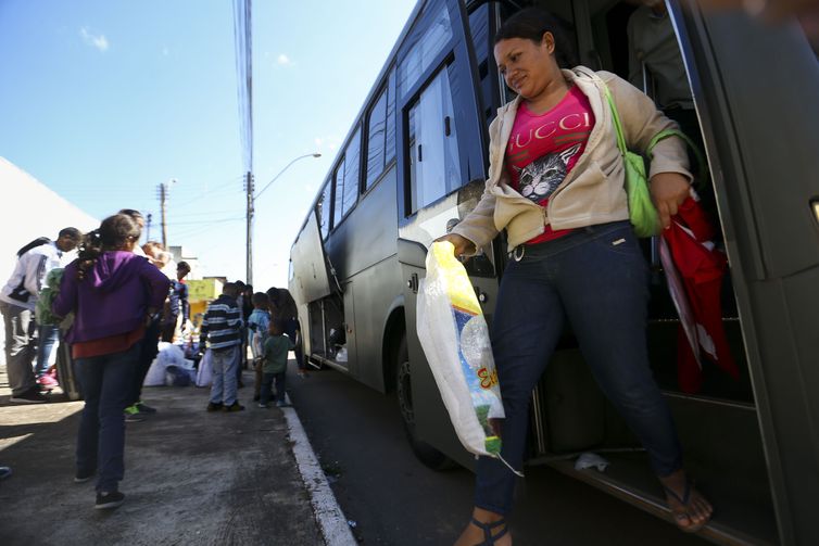 Grupo de 46 migrantes venezuelanos chega a BrasÃ­lia, onde serÃ£o acolhidos e encaminhados Ã s casas de passagem alugadas pela CÃ¡ritas Brasileira e pela CÃ¡ritas SuÃ­Ã§a, com o apoio do Departamento de Estado dos Estados Unidos.