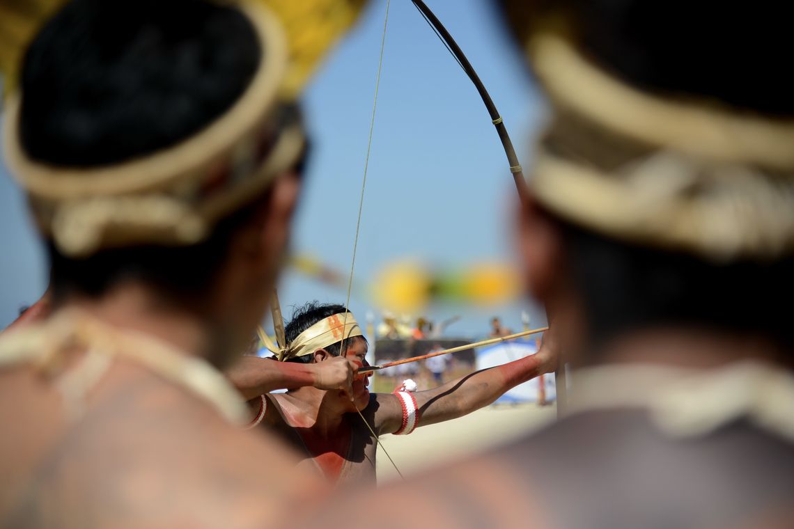 Tânia Rêgo/Agência Brasil Rio de Janeiro - Apresentação sociocultural de esporte indígena na Arena Esporte e Lazer do Ministério do Esporte, na praia de Copacabana. Na foto, apresentações de corrida com maraká, arremesso de lança, arco e flecha, do Povo Pataxó, da