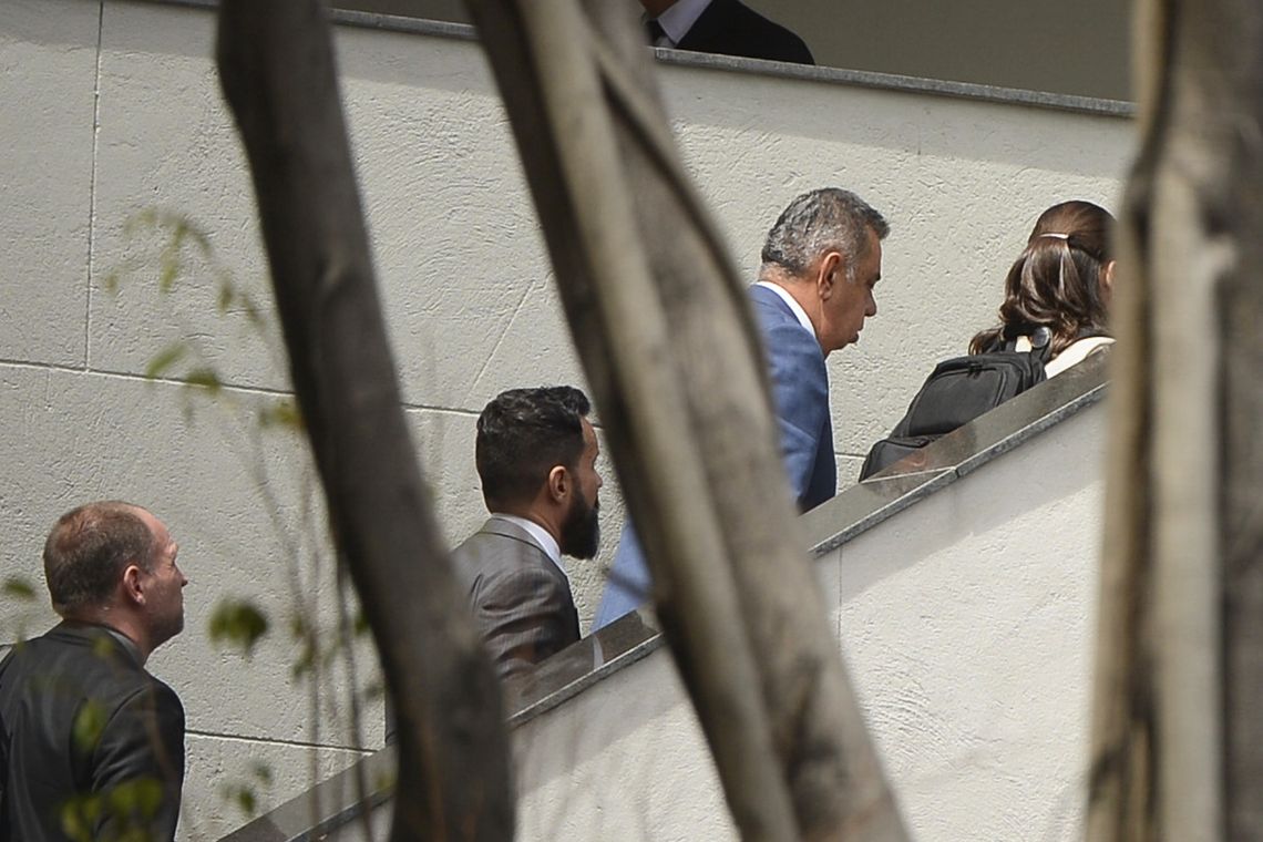 Tânia Rêgo/Agência Brasil Rio de Janeiro - O presidente da Assembleia Legislativa do Rio de Janeiro, Jorge Picciani, chega à sede da Polícia Federal, alvo de um mandado de coerção coercitiva, para prestar depoimento (Tânia Rêgo/Agência Brasil)