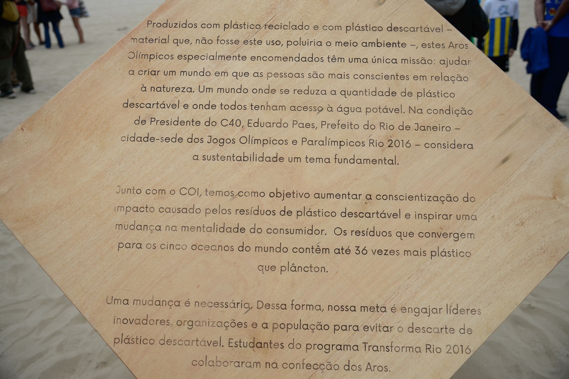 21 13:05:18 Rio de Janeiro - Escultura dos aros olímpicos, feita de plástico reciclado, é revelada ao público na Praia de Copacabana (Tomaz Silva/Agência Brasil)