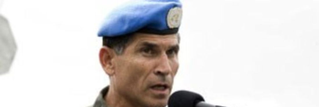 General brasileiro Santos Cruz, chefe da missão da ONU no Congo O general Carlos Alberto dos Santos Cruz, de 60 anos, irá comandar a missão de paz no Congo