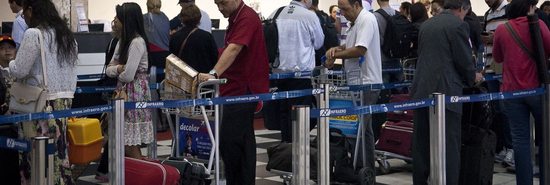 Aeroporto Passageiros da TAM aguardam para fazer o check in no Aeroporto de Congonhas, em São Paulo