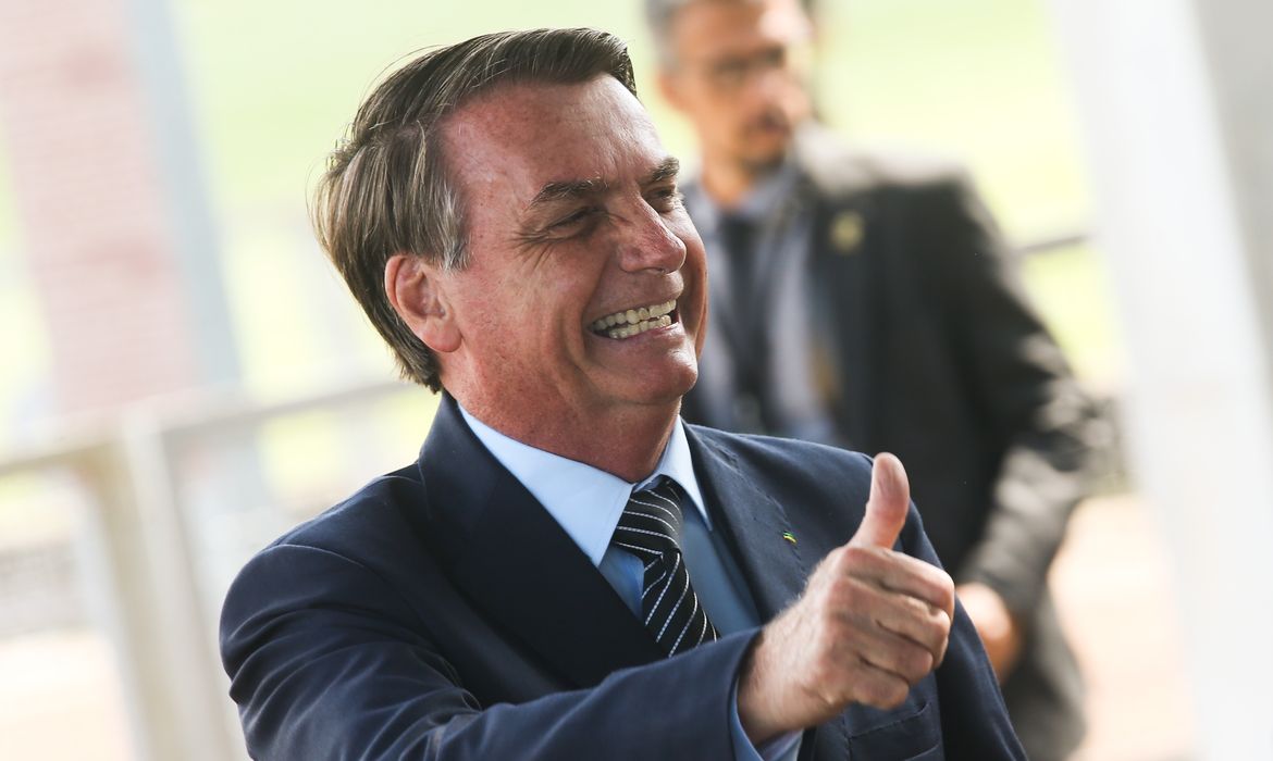 O presidente Jair Bolsonaro conversa com turistas no Palácio da Alvorada.