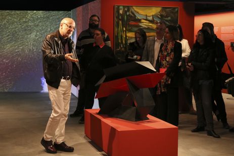  O curador Agnaldo Farias comenta as obras da Exposição Contemporâneo, sempre, Coleção Santander Brasil, no Farol Santander.