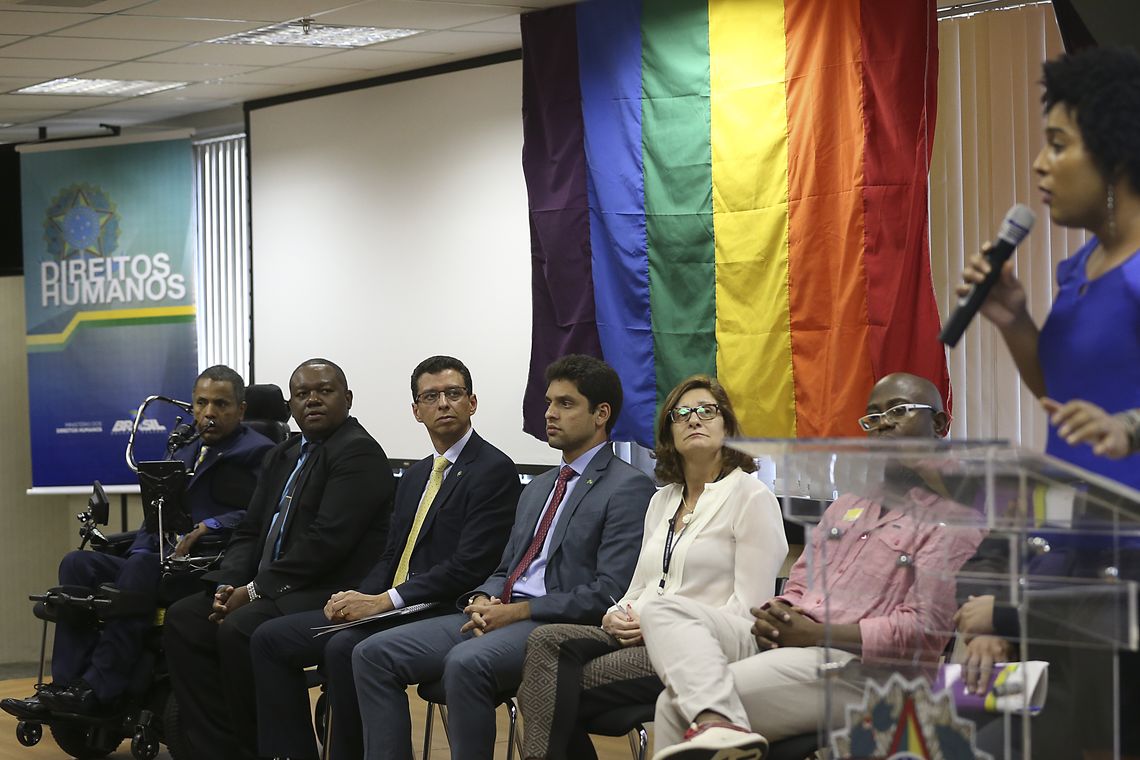 Valter Campanato/Agência Brasil Ludmila Santiago, integrante da Associação do Núcleo de Apoio e Valorização à Vida de Travestis, Transexuais e Transgêneros do Distrito Federal e Entorno, participa do lançamento do Pacto Nacional de Enfrentamento à LGBTfobia.