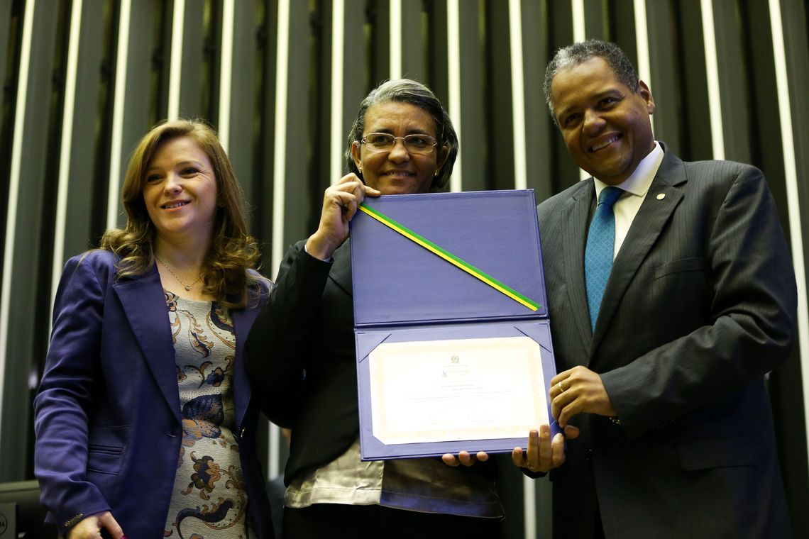 Marcelo Camargo/Agência Brasil A irmão Conceição, da Fundação Leur Britto, recebe o Prêmio Zilda Arns 2018, em reconhecimento às pessoas e instituições que se destacaram por ações em defesa dos direitos das pessoas idosas.