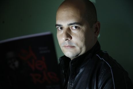 Retrato do jornalista e escritor Vitor Abdala, que lança o romance de terror policial Caveiras, editora Generale. 