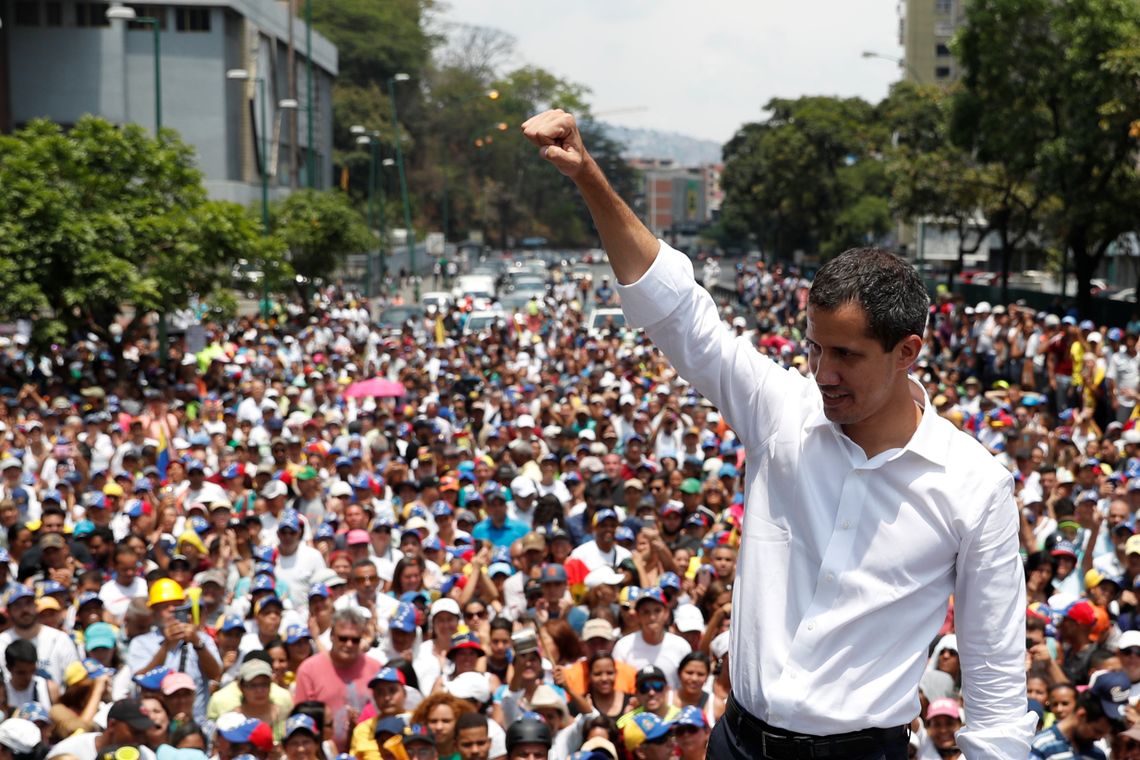 O lÃ­der da oposiÃ§Ã£o venezuelana, Juan GuaidÃ³, que muitos paÃ­ses reconheceram como o governante interino do paÃ­s, durante uma manifestaÃ§Ã£o contra o governo de NicolÃ¡s Maduro, e para comemorar o Dia Primeiro de Maio, em Caracas.
