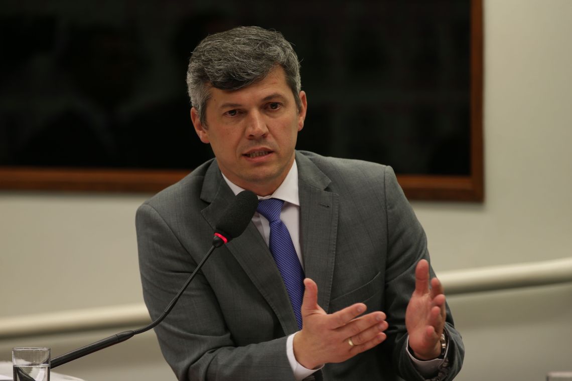 Fabio Rodrigues Pozzebom/Agência Brasil O ministro de Transportes, Portos e Aviação Civil, Valter Casimiro Silveira participa de uma audiência pública da Comissão de Turismo para falar sobre o novo Modelo de Concessão de Aeroportos à iniciativa privada.