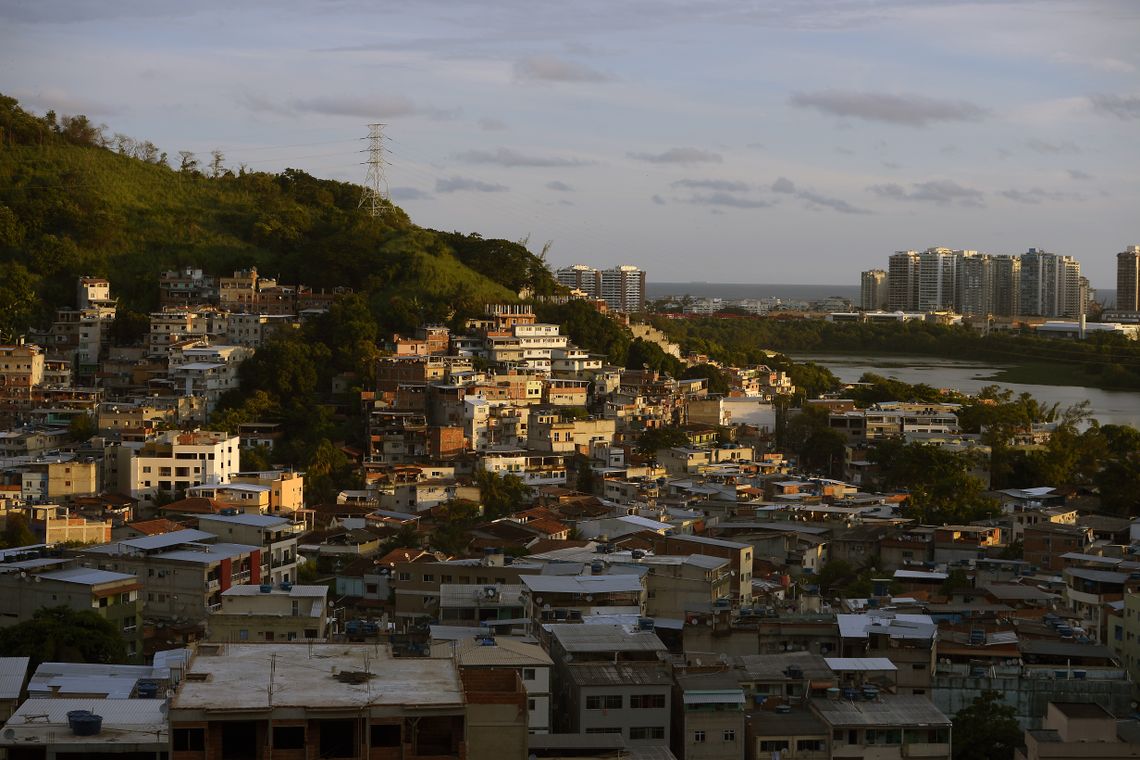 Fernando Frazão/Agência Brasil Vista da comunidade da Muzema, na zona oeste da cidade do Rio de Janeiro, onde dois prédios desabaram.