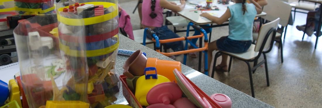Crianças em aula em escola infantil Crianças assistem à aula no Centro de Educação Infantil de Águas Claras, no Distrito Federal.