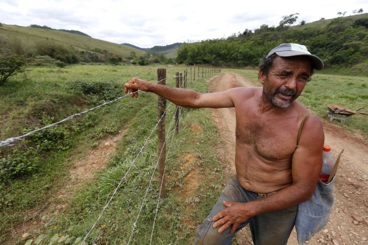  Distrito de Barra Longa. A comunidade foi parcialmente encoberta pela lama que chegou pelo rio Gualaxo do Norte.