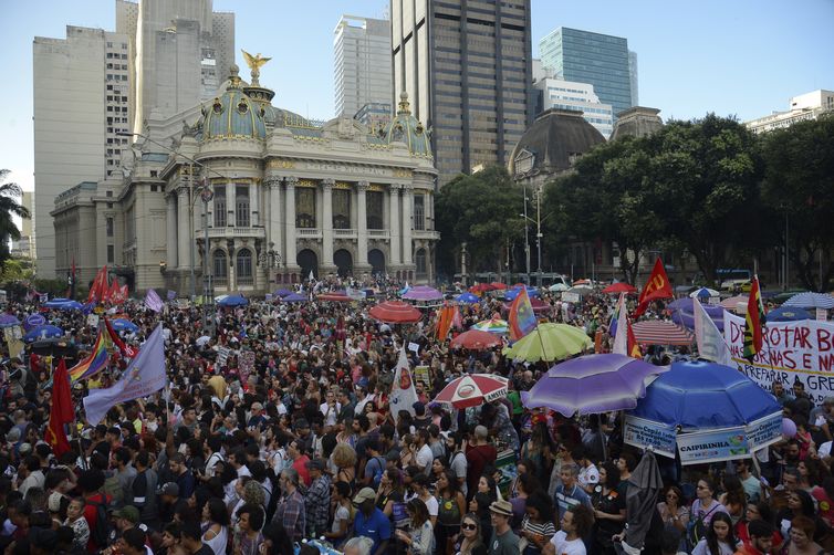 Ato “Contra o retrocesso em defesa da democracia”, na Cinelândia, região central do Rio de Janeiro, reúne milhares de pessoas.