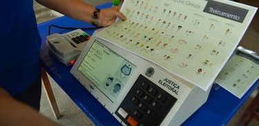 Tribunal Regional Eleitoral faz demonstrações da urna biométrica no fim de semana no Distrito Federal, para familiarizar o eleitor com a urna eletrônica (José Cruz/Agência Brasil)
