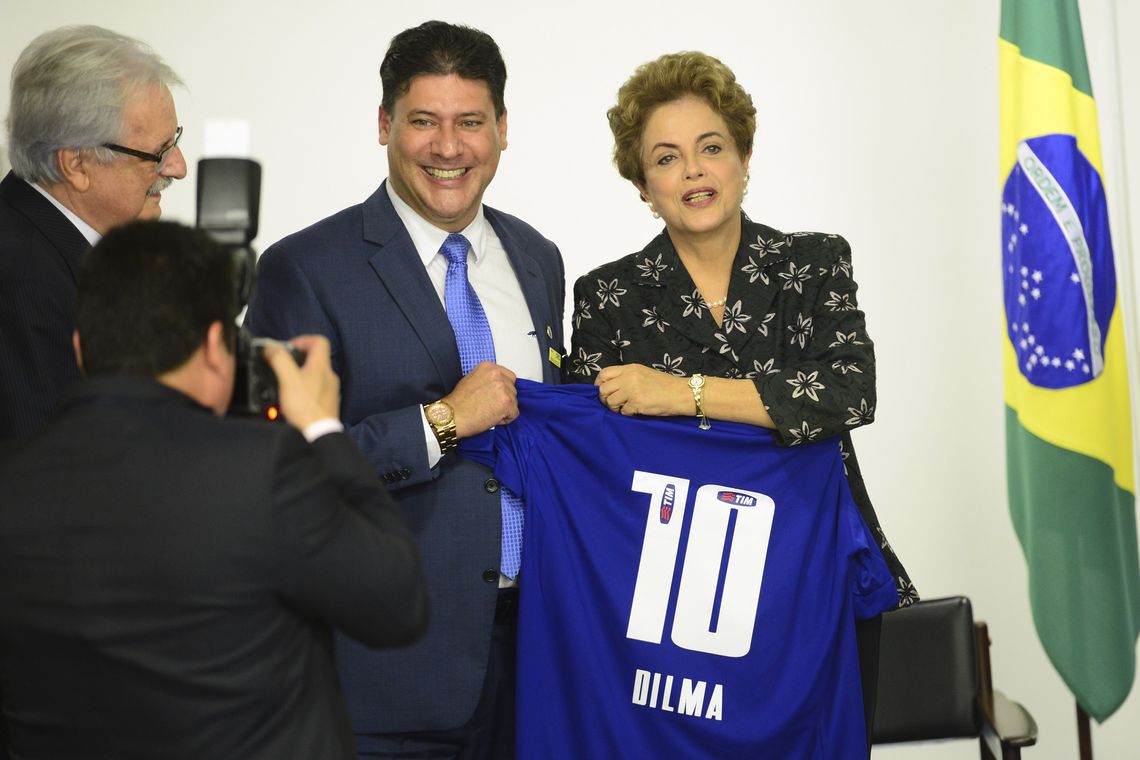 José Cruz/Agência Brasil Brasília - A presidenta Dilma Rousseff participa da solenidade de assinatura de contratos de patrocínio de futebol (José Cruz/Agência Brasil)