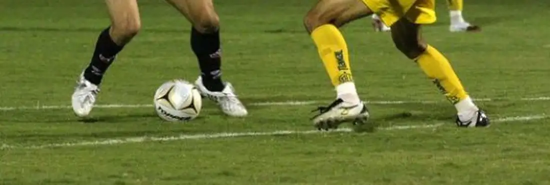 Drible Jogador dominando a bola.