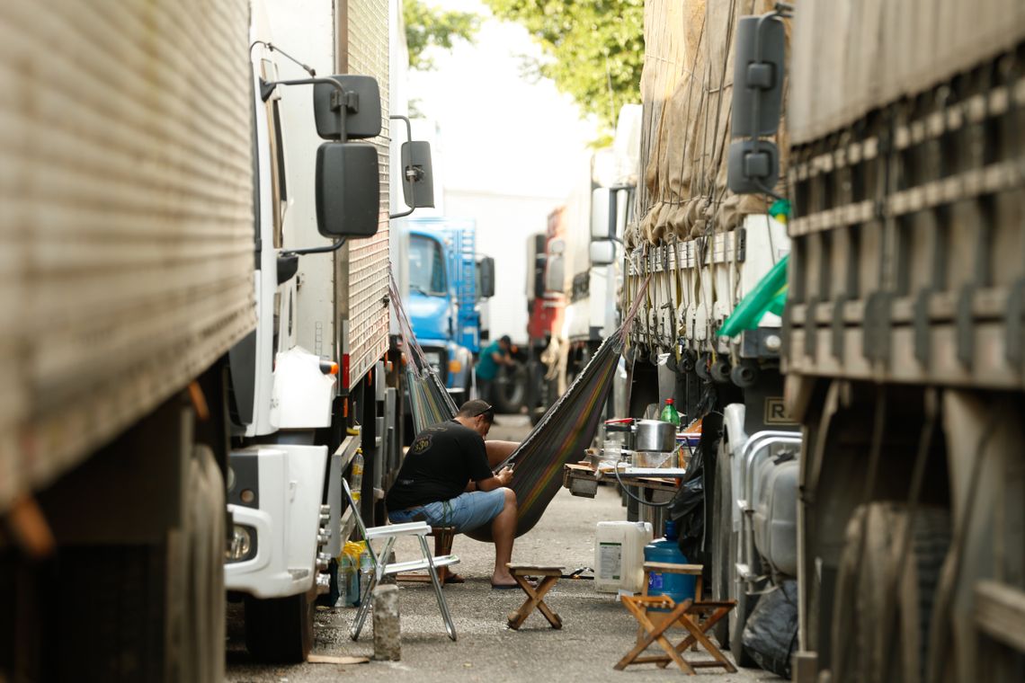 Resultado de imagem para Greve de caminhoneiros faz faturamento da indústria cair 16,7%