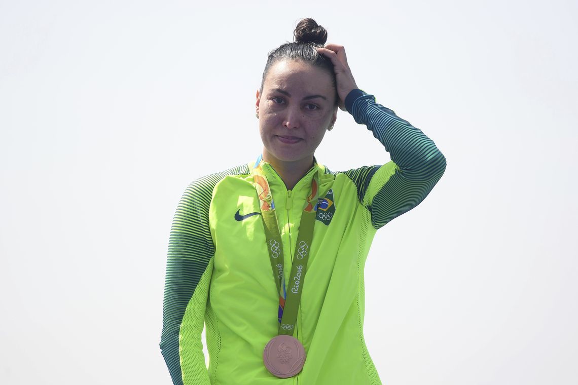Toby Melville/Reuters/Direitos Reservados Rio de Janeiro - A nadadora Poliana Okimoto ganha o bronze na maratona aquática feminina (Reuters/Toby Melville/Direitos Reservados)