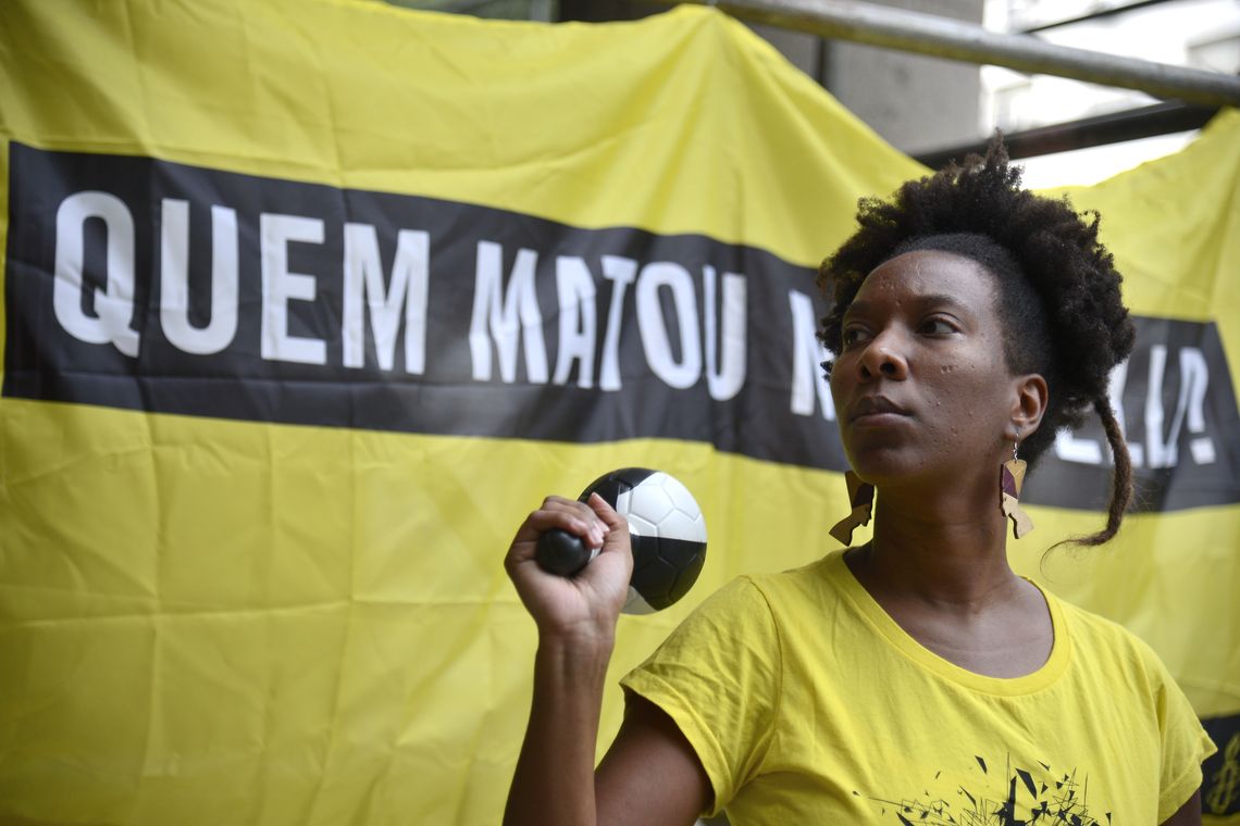 Tânia Rêgo/Agência Brasil Anistia Internacional faz ato em frente ao Ministério Público Estadual pressionando pela resolução do assassinato da vereadora Marielle Franco e de seu motorista, Anderson Gomes. A morte da vereadora completa três meses amanhã (14).