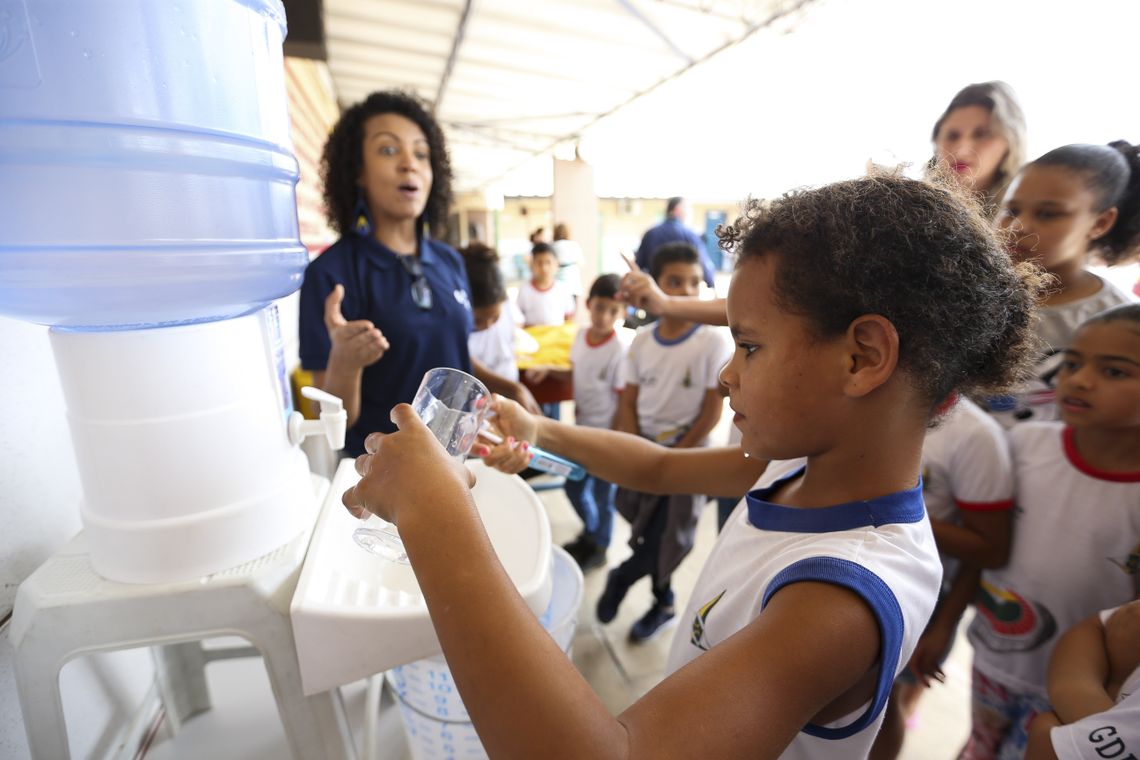 Marcelo Camargo/Agência Brasil/Agência Brasil Brasília - Alunos da Escola Classe 29 de Taguatinga participam de atividades do projeto Adasa na Escola, que ensina crianças a ajudar na preservação da água (Marcelo Camargo/Agência Brasil)
