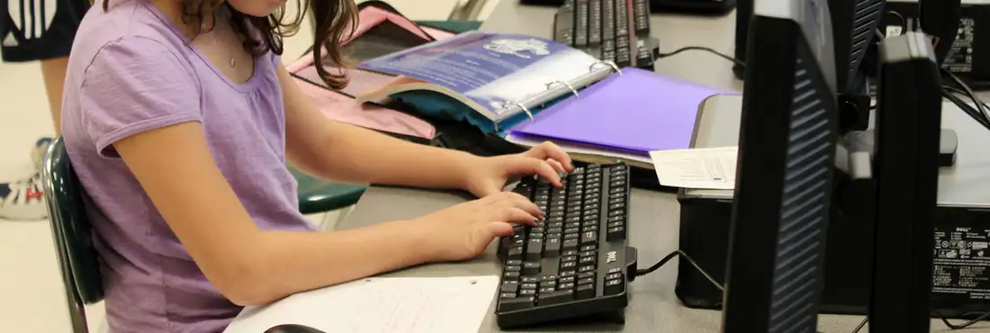 Estudante no computador Estudante no computador