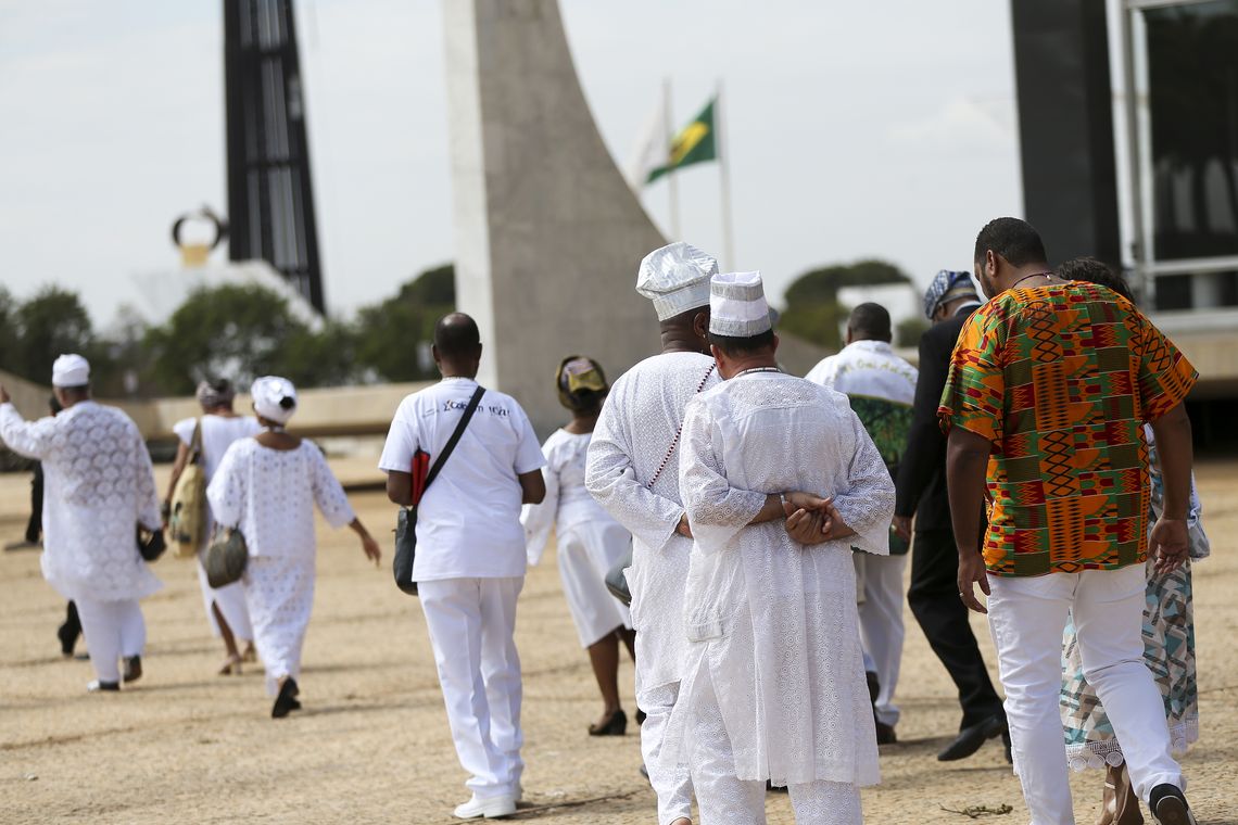 Marcelo Camargo/Agência Brasil Praticantes de religiões de matriz africana aguardam o início do julgamento, no STF, de recurso sobre a constitucionalidade do sacrifício de animais em cultos.