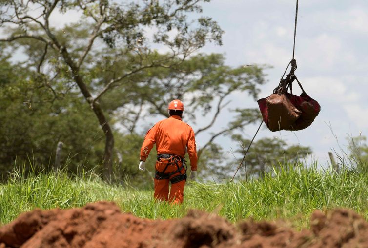 A body recovered after a tailings dam owned by Brazilian mining company Vale SA collapsed is suspended from a helicopter, in Brumadinho, Brazil January 28, 2019.  REUTERS/Washington Alves