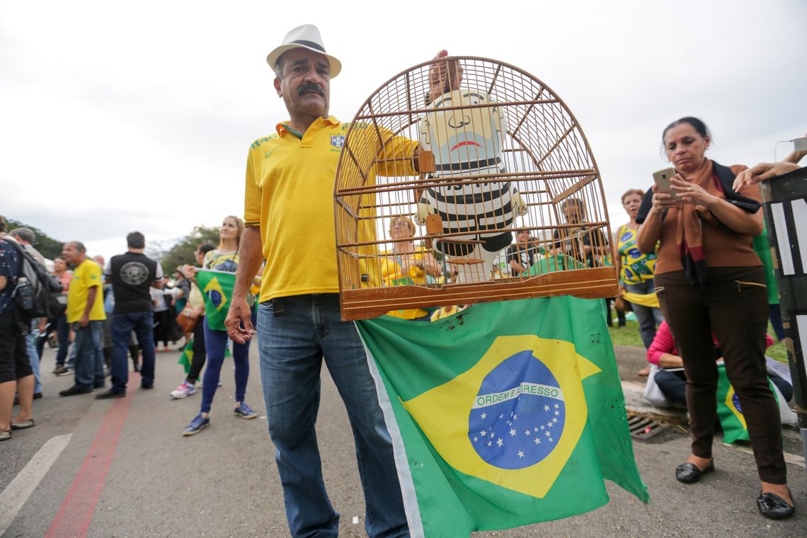 Fabio Rodrigues Pozzebom/Agência Brasil Brasília - Manifestantes contra Lula protestam na Esplanada dos Ministérios. O STF julga o pedido do ex-presidente para não ser preso até se esgotarem os recursos na Justiça (Fabio Rodrigues Pozzebom/Agência Brasil)