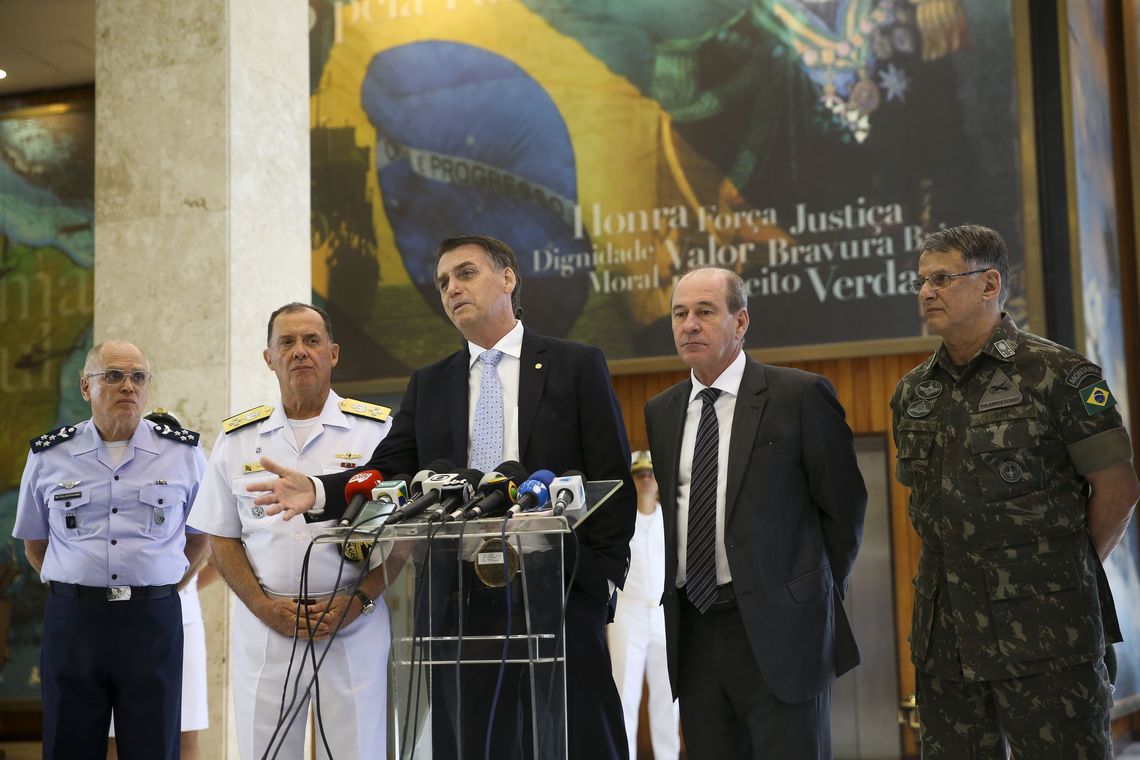 O Presidente eleito Jair Bolsonaro e os novos comandantes das Forças Armadas, falam com a imprensa após reunião no Comando da Marinha, em BrasÃlia.
