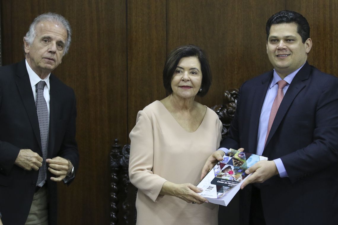 Fabio Rodrigues Pozzebom/Agência Brasil O presidente do TCU, José Múcio Monteiro Filho, e a ministra Ana Arraes entregam ao presidente do Senado, Davi Alcolumbre, o Relatório das Contas do Presidente da República de 2018.