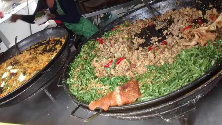 Comidas típicas como feijão tropeiro, galinhada e arroz carreteiro podem ser encontradas no festival, que vai até as 22h