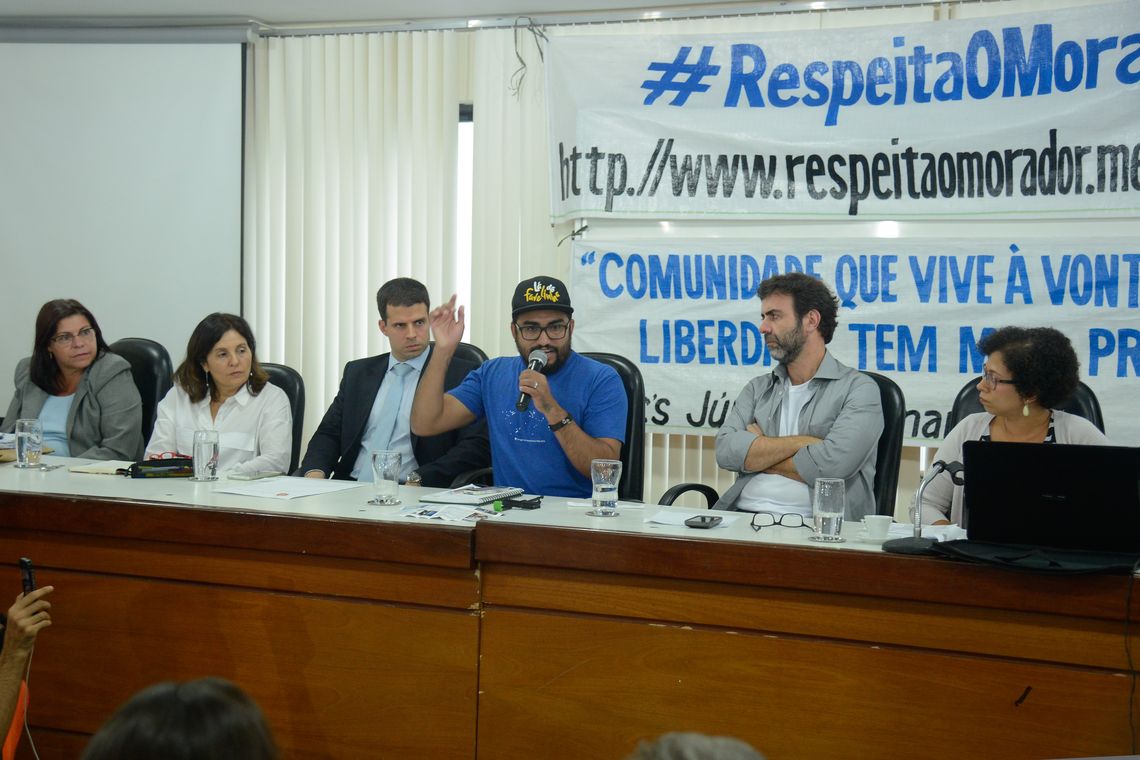 Tomaz Silva/Agência Brasil Rio de Janeiro - O representante do coletivo Juntos pelo Complexo, Raul Santiago (C), fala durante audiência sobre ocupação de casas no Complexo do Alemão pela Polícia Militar (Tomaz Silva/Agência Brasil)