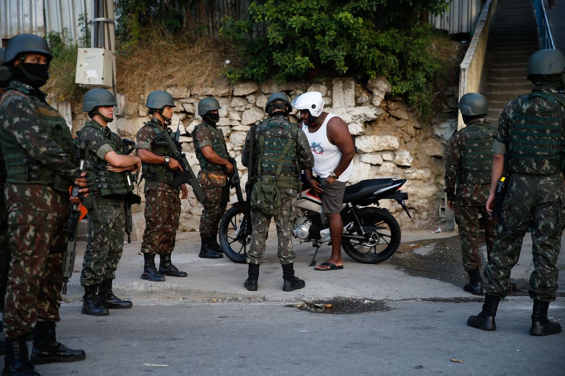 Fernando Frazão/Agência Brasil Militares do Exército participam de operação das forças de segurança na comunidade do Preventório, em Niterói.