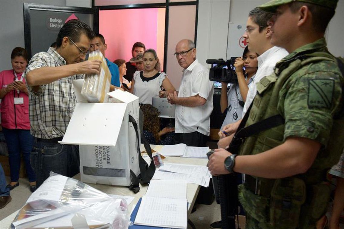 Cabine de votaÃ§Ã£o vigiada por membros do ExÃ©rcito mexicano na cidade de CuliacÃ¡n, em Sinaloa